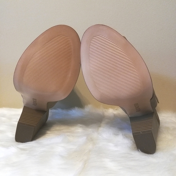 New NWOT Taupe Laser Open Toe Booties - Picture 9 of 10